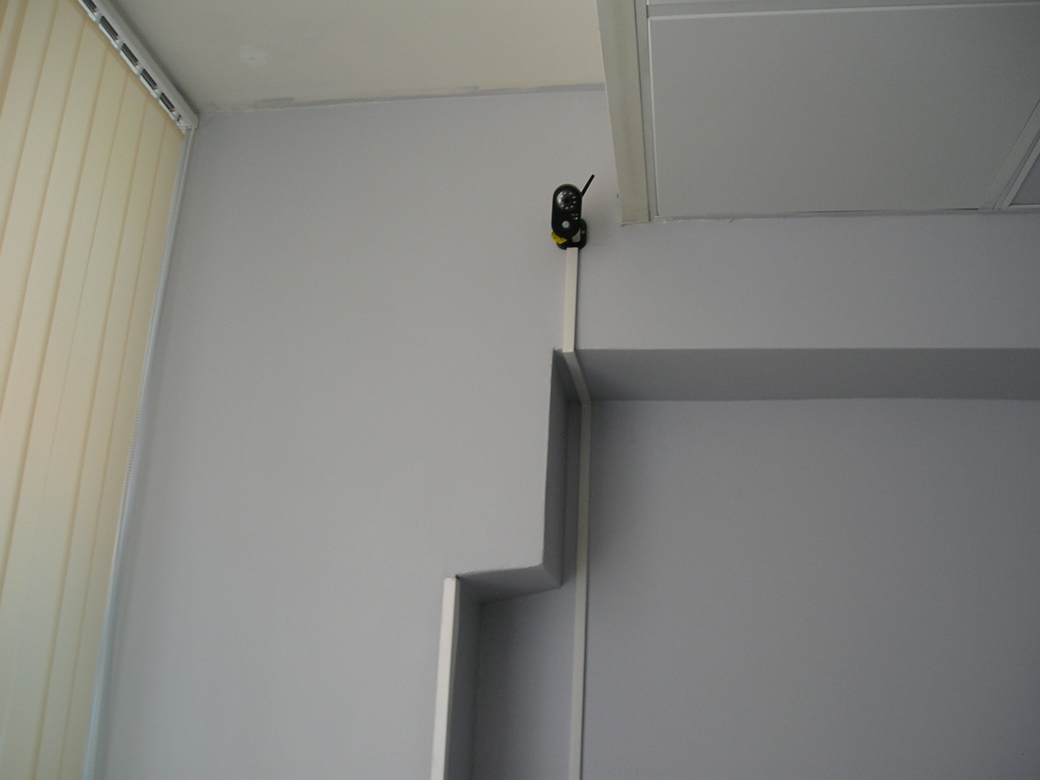Установка беспроводного комплекта на 4 камеры «Kvadro Vision Home IP Avtonom 4,3’» установка камеры в кабинете