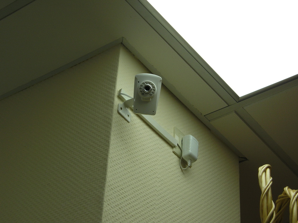 установка Wi-Fi IP-камера с ИК-подсветкой Link NC213W-IR на колонне